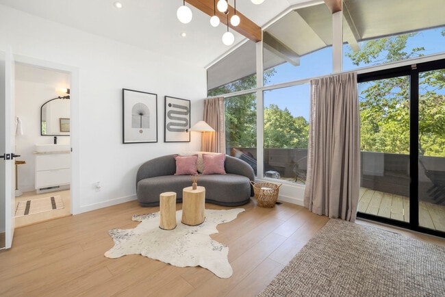 Building Photo - 1156 E Lakefront Dr Unit ID1221921P