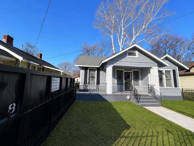 Photo - 1075 Kney St