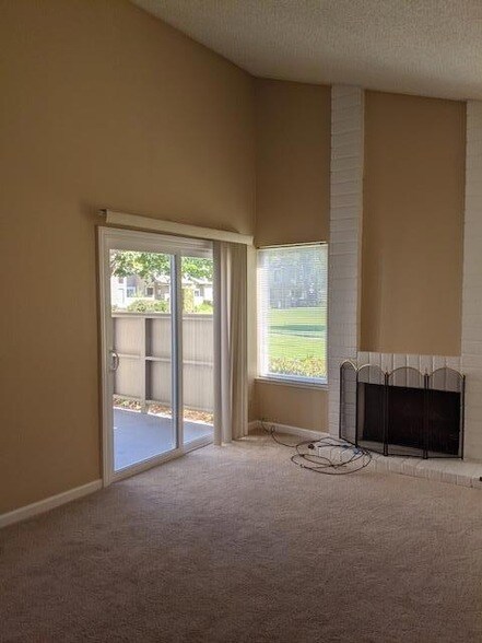 Photo - 1041 Grebe St