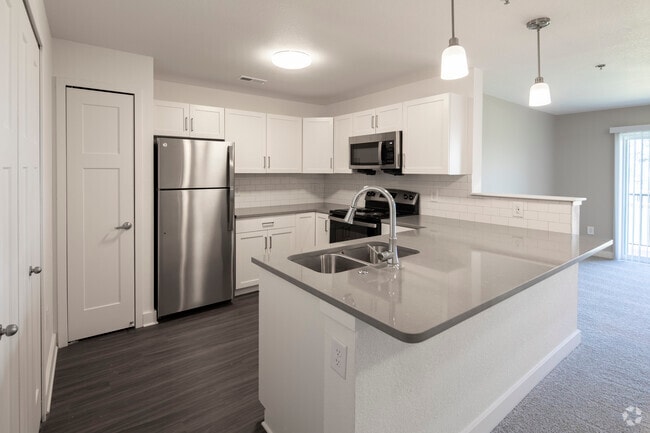 1BR, 1BA - 1,070SF - Kitchen - Signature Pointe Apartment Homes