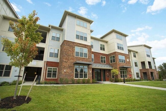 Building Photo - James River at Stony Point