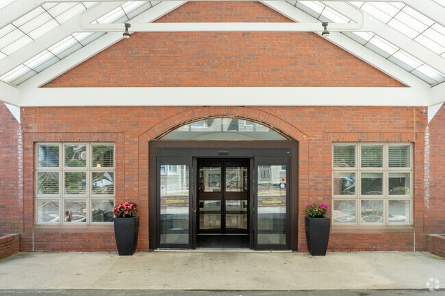 Photo - 200 Fountain