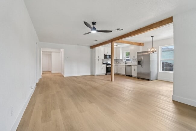 Building Photo - 1105 N Sylvania Ave