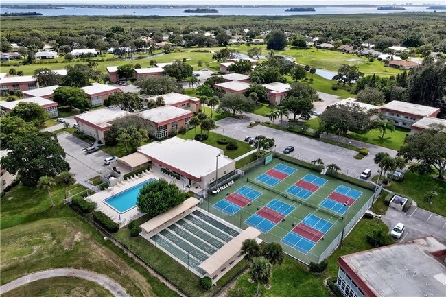 Building Photo - 53 Woodland Dr Unit 105