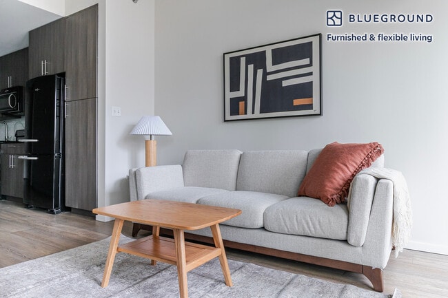 Building Photo - 211 W Scott St Unit FL3-ID1373