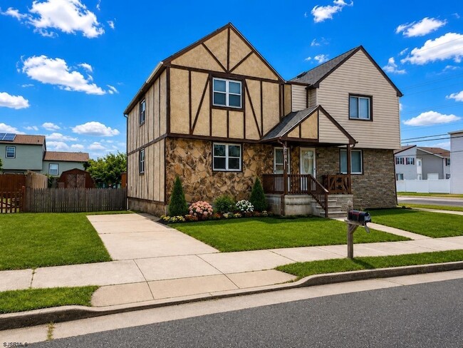 Photo - 610A N Victoria Ave