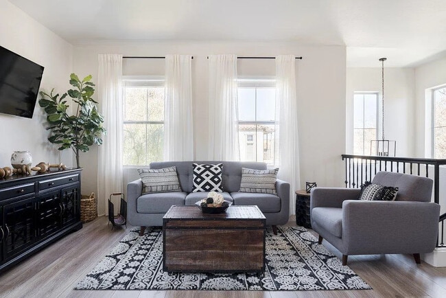 Photo - 156 W Laurel Ct