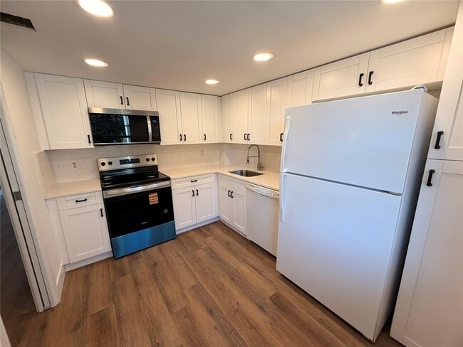 Building Photo - 605 Oaks Dr Unit 406