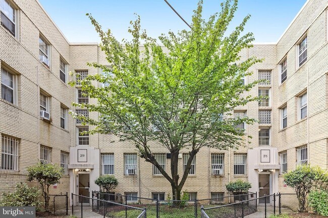 Photo - 215 Oakwood St SE