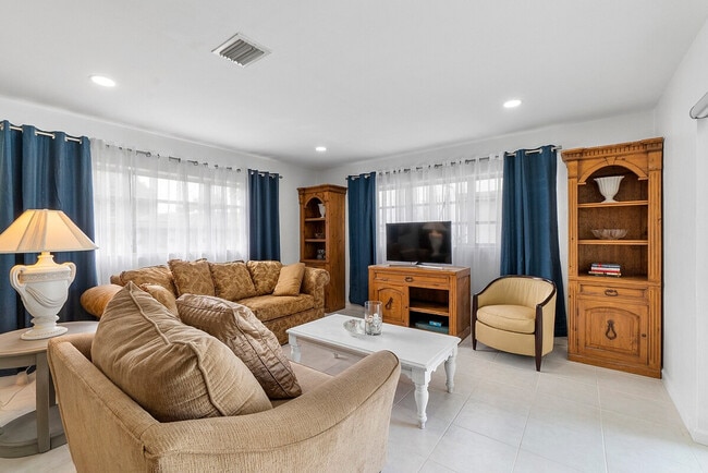 Building Photo - 2175 SE 6th St Unit ID1380878P