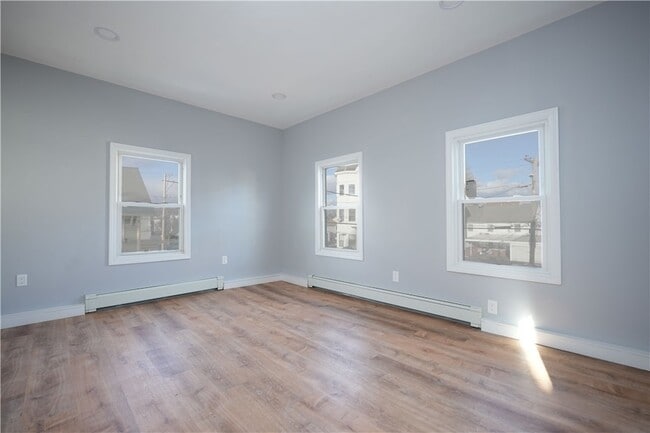 Photo - 74 Hawes St