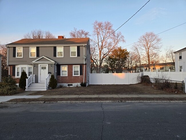 Building Photo - 114 Faraday St Unit 2
