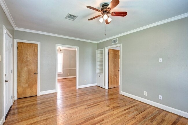 Photo - 2030 Gostick St