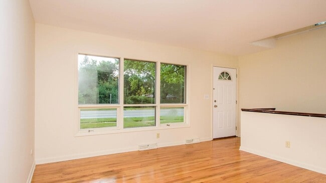 Photo - 924 N Maple Rd