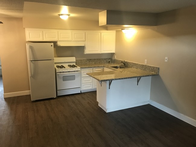 Photo - Azalea Court