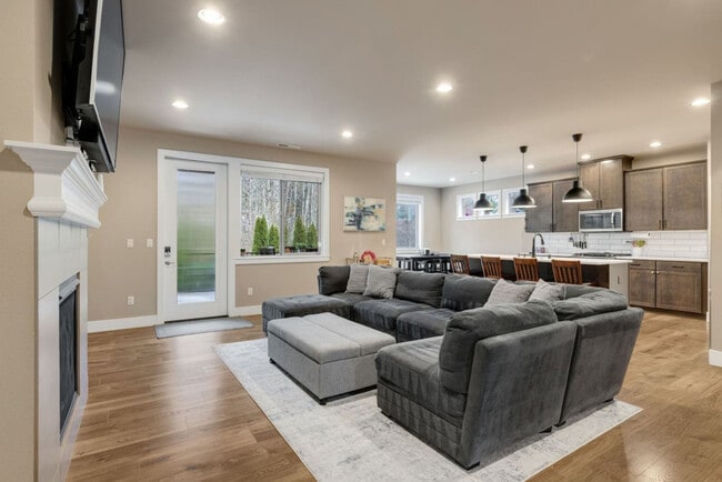 Building Photo - 868 Chelan Ave NE Unit ID1231233P