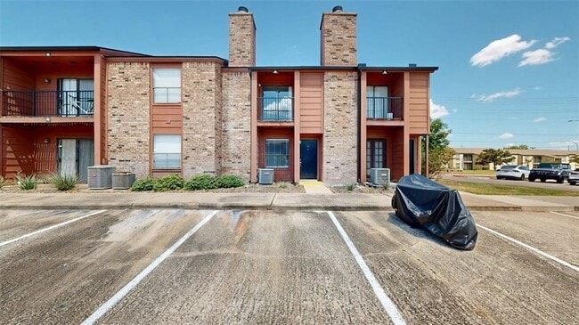 Building Photo - 904 University Oaks Blvd Unit 80