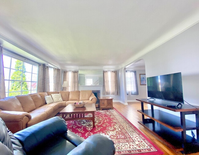 Building Photo - 2336 Canterbury Rd Unit ID1057680P