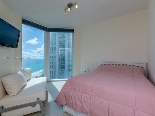 Building Photo - 16699 Collins Ave Unit 1709