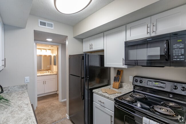 1BR, 1BA - Phoenix - 676SF - Chimney Top