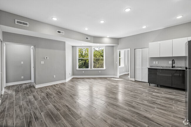 3BR, 2BA - 960SF - Living Room - 768 Ridgeway Ave