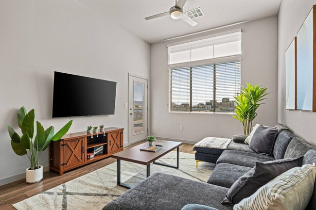 Building Photo - 711 W Broadway Rd Unit ID1366982P