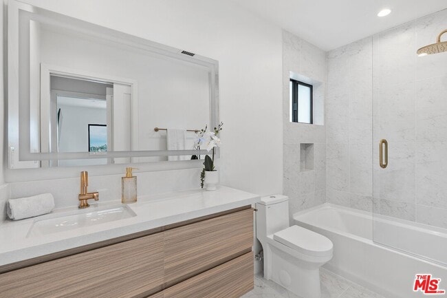 Photo - 2043-2047 Paramount Dr