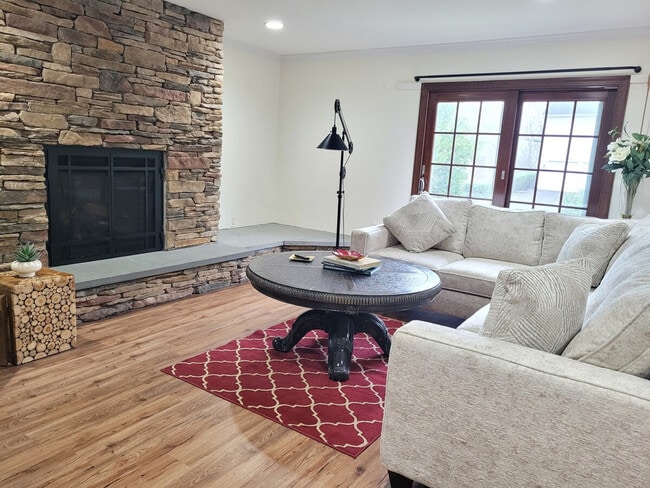 Photo - 2017 Woodford Rd Unit SI ID1473420P