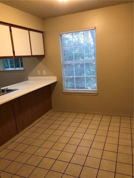 Photo - 609 W Adams St