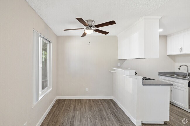 2BR, 1BA - 625SF - Dining Room - Sierra Square
