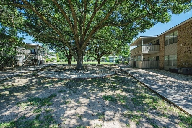 Property Grounds - Maison Bocage