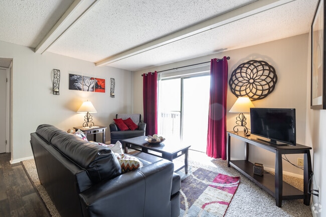 1BR, 1BA - 715SF - Living Room - Suson Pines