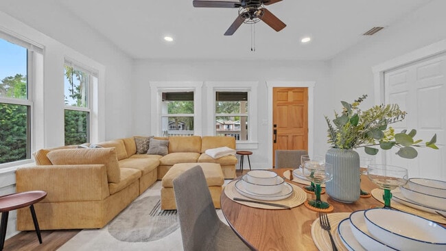 Building Photo - 1007 E Comanche Ave Unit ID1271937P