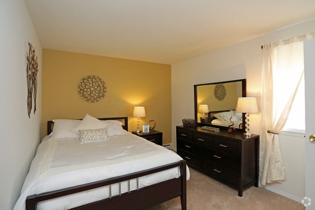 First bedroom - Lake Point Terrace