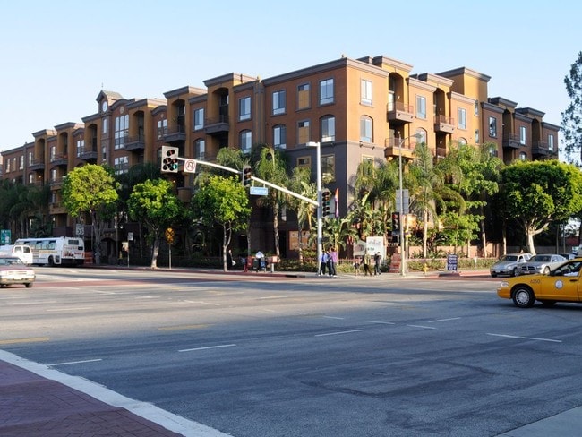 Building Photo - City Lights on Fig