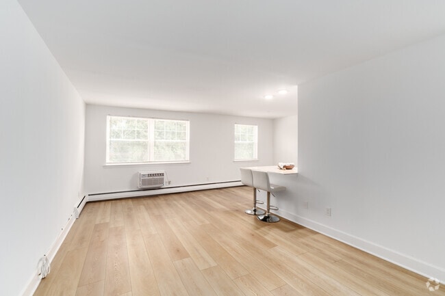 2BR, 1BA - 990SF - Living Room - Brookdale