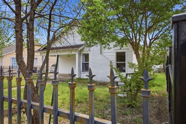 Photo - 2634 Emmett St