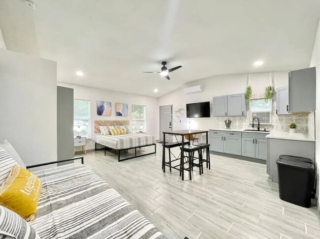 Building Photo - 1221 Corbett Ln Unit ID1094190P