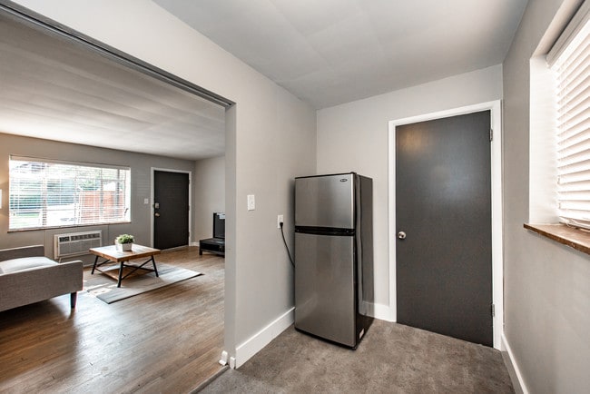 Photo - 620 E. Town Street Apartments