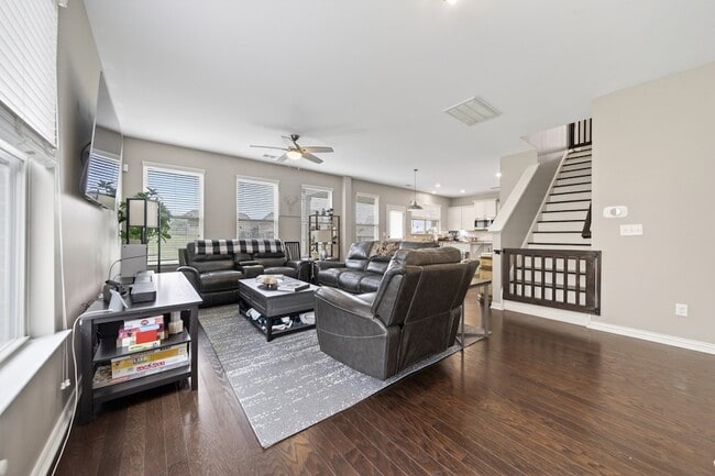 Photo - 404 Black Thorn Ln