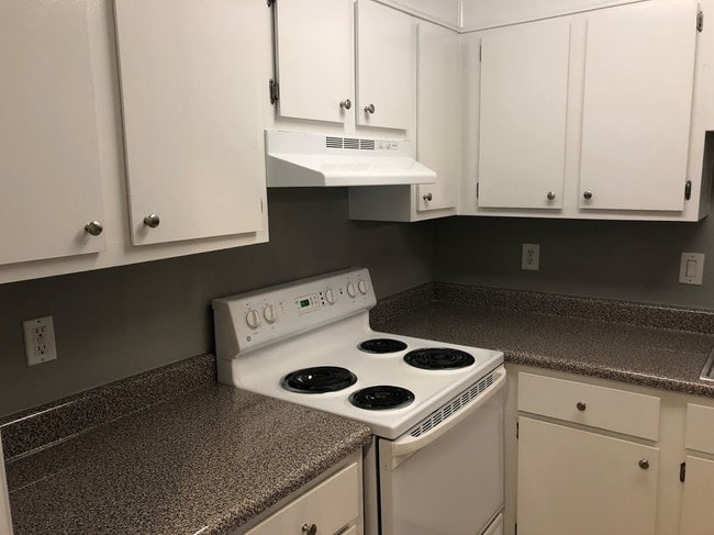 Hampton Kitchen - Londontown Apartments