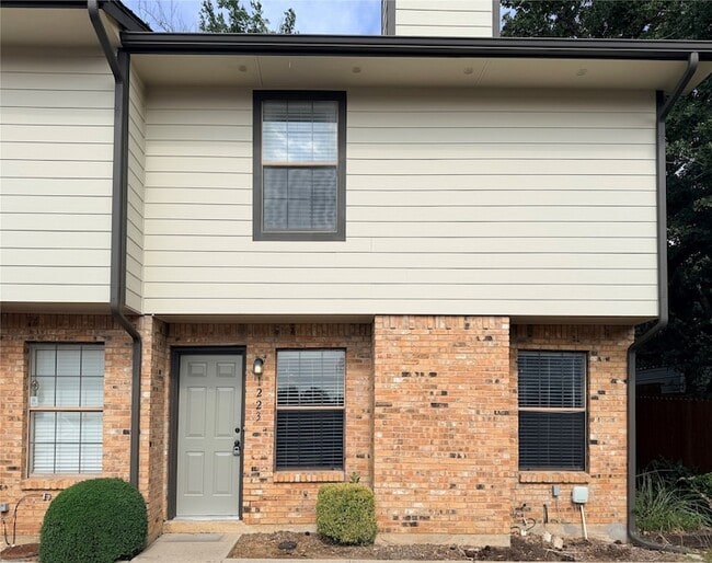 Building Photo - 1223 Dallas Dr