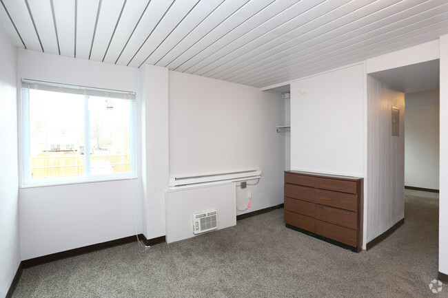 1BR, 1BA - 450 SF Remodeled - Saint Germain Square