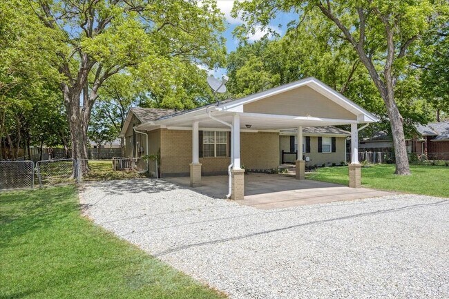 Photo - 470 W Marshall Dr
