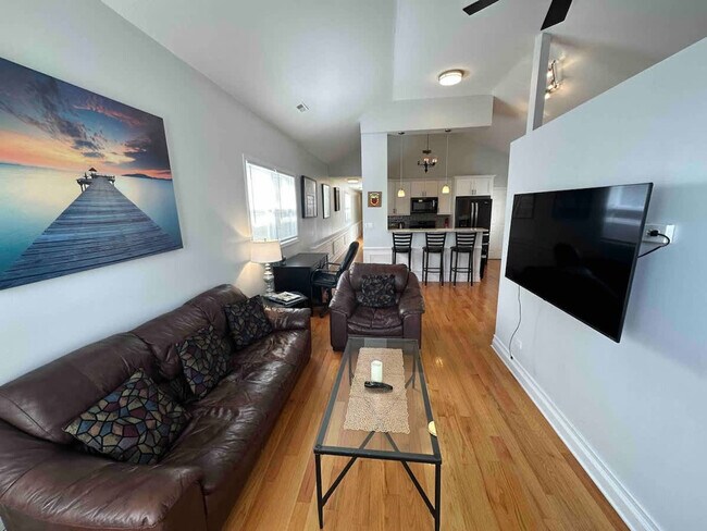 Photo - 118 N Leavitt St Unit ID1047959P