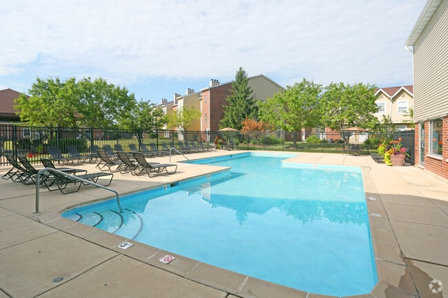 Pool - Waterford Place Apartments