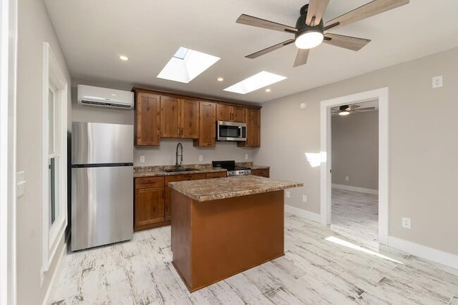 Photo - 140 Sloan St