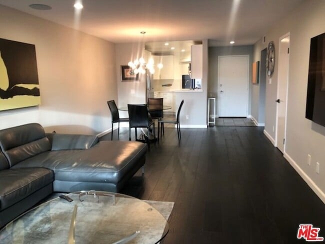 Photo - 8300 Manitoba St