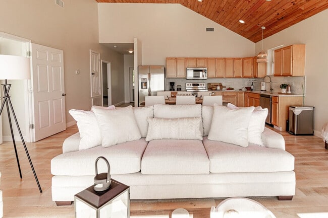 Building Photo - 6717 Belle Fontaine Dr Unit ID1032111P