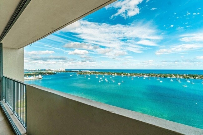 Building Photo - 5600 N Flagler Dr Unit PH108